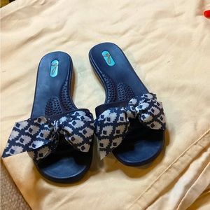Okal rubber slide on blue bow sandals Sz. S (5.5 - 6.5)